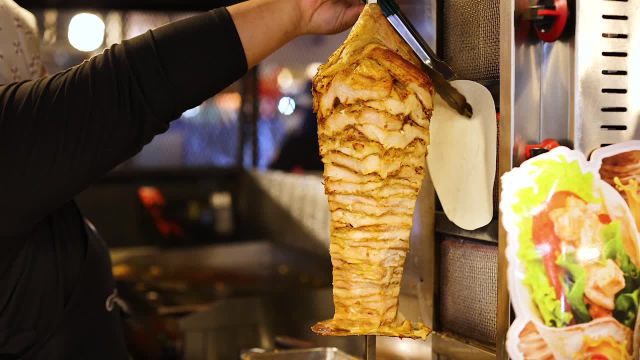 chef cortando kebab doner en el mercado de krabi