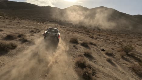 Die-FPV-Drohne-Erfasst-Einen-Offroad-Renntruck,-Der-Mit-Atemberaubender-Geschwindigkeit-Und-Präzision-Unbefestigte-Wüstenwege-Bezwingt