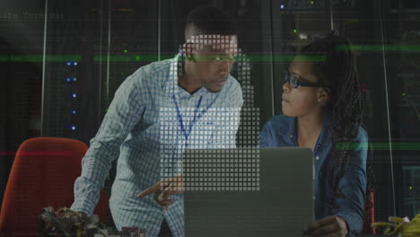 animación de iconas de nube, candado y escudo sobre trabajadores afroamericanos usando computadora portátil.