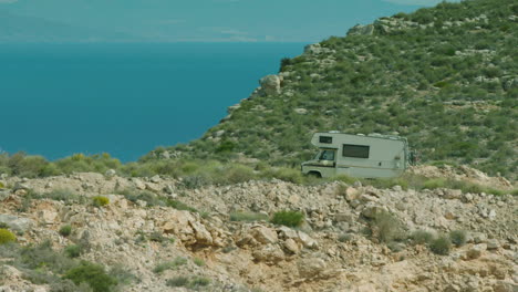 impresionante toma cinematográfica de una vieja autocaravana en cabo de gata, españa
