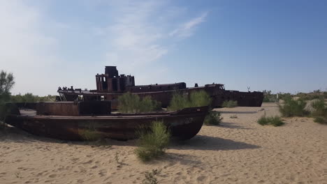 Verlassene-Schiffe-Im-Verfall-Liegen-Im-Sand-Des-Ehemaligen-Aralsees,-Zentralasien