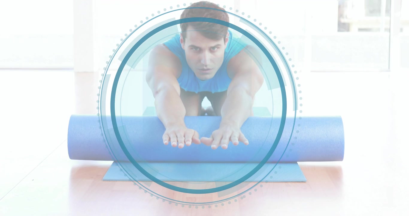 Hombre arrodillado empujando una colchoneta azul, activando una superposición circular pulsante, preparando la colchoneta para el entrenamiento
