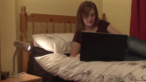 Stockvideos-Von-Einer-Frau,-Die-Sich-Zu-Hause-Entspannt