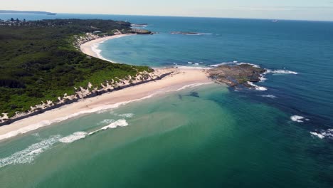 Toma-Panorámica-Aérea-De-Drones-De-La-Vista-Escénica-Del-Paisaje-Del-Océano-Hermosos-Matorrales-Playa-De-Arena-Cabeza-De-Norah-Soldados-Playa-Costa-Central-Turismo-Viajes-Explorar-Nsw-Australia-4k