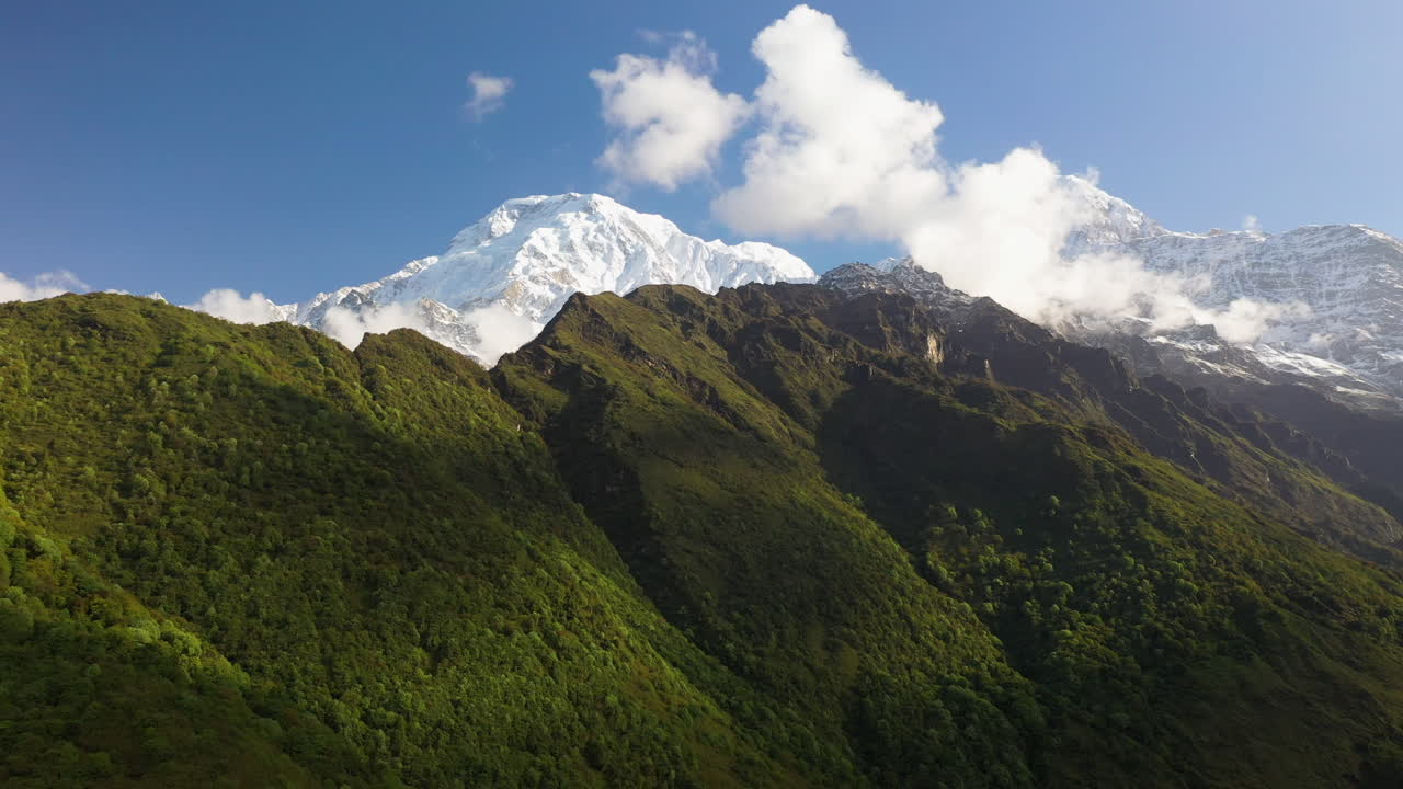 toma aérea lenta de drones del lado de las montañas annapurna, nepal