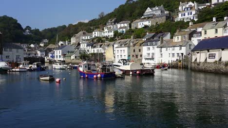 el pequeño puerto en el histórico pueblo pesquero de polperro
