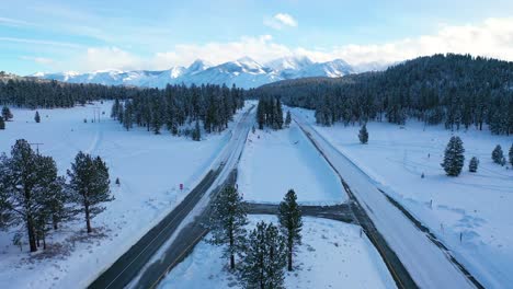 2020---Antenne-Von-Autos,-Die-Langsam-Auf-Eisiger,-Schneebedeckter-Bergstraße-In-Den-östlichen-Sierra-Nevada-Bergen-In-Der-Nähe-Von-Mammut-Kalifornien-2-Fahren