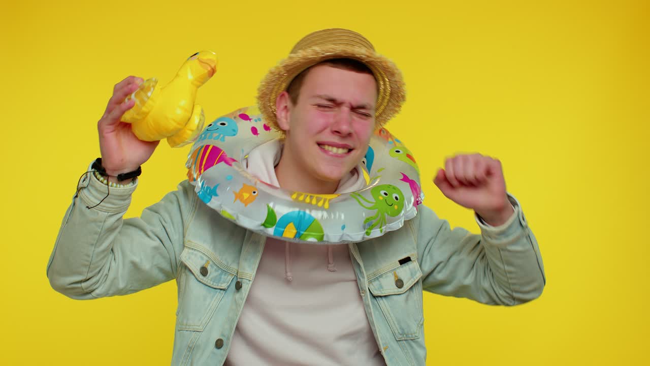 여행자, 관광객, 학생, 춤을 추는 남자, 수영 반지와 오리 장난감, 주말 여행