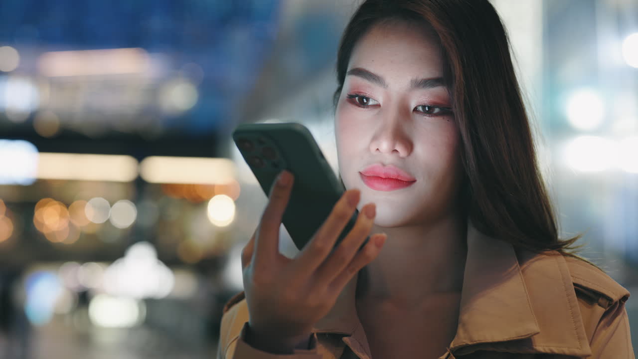 밤에 전화로 얘기하는 여자