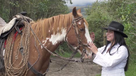 niña vaca acariciando a su hermoso caballo