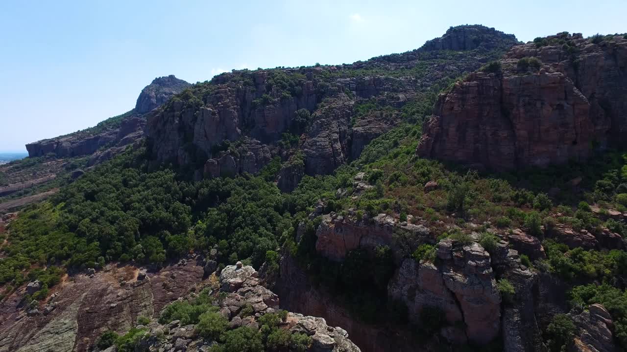 vista aérea del paisaje de la montaña y el cañón de cannes en la soleada mañana de verano