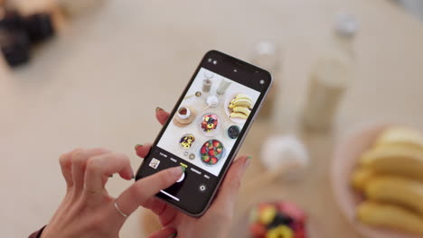 pantalla de teléfono, aplicación de cámara y blog de comida con las manos