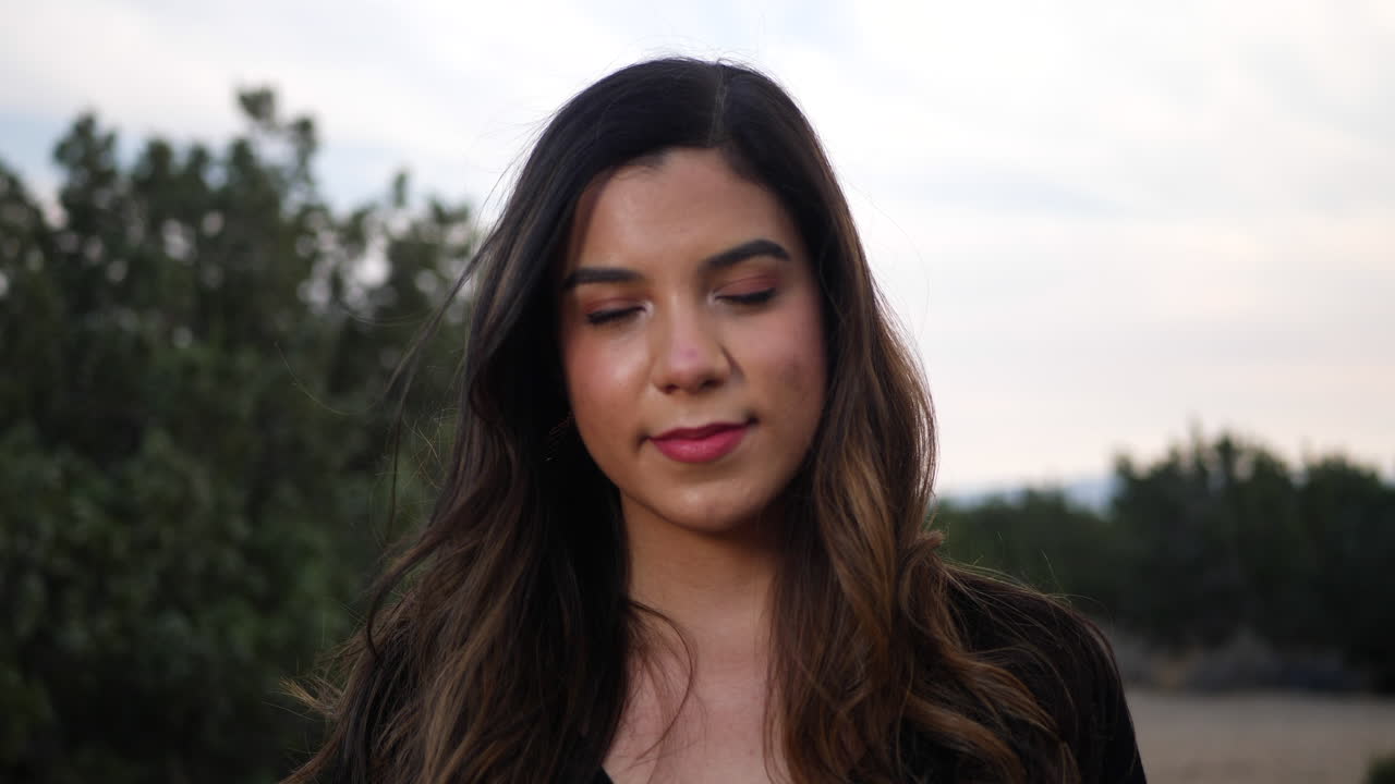 atractiva joven mujer adulta independiente hispana mirando con ojos felices y sonrientes a la cámara con confianza y positividad para el futuro de la humanidad