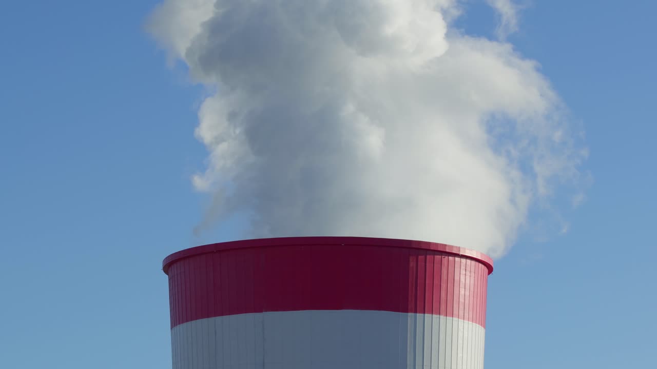 central eléctrica de carbón planta de humo chimenea de vapor cerrar día de cielo despejado soleado