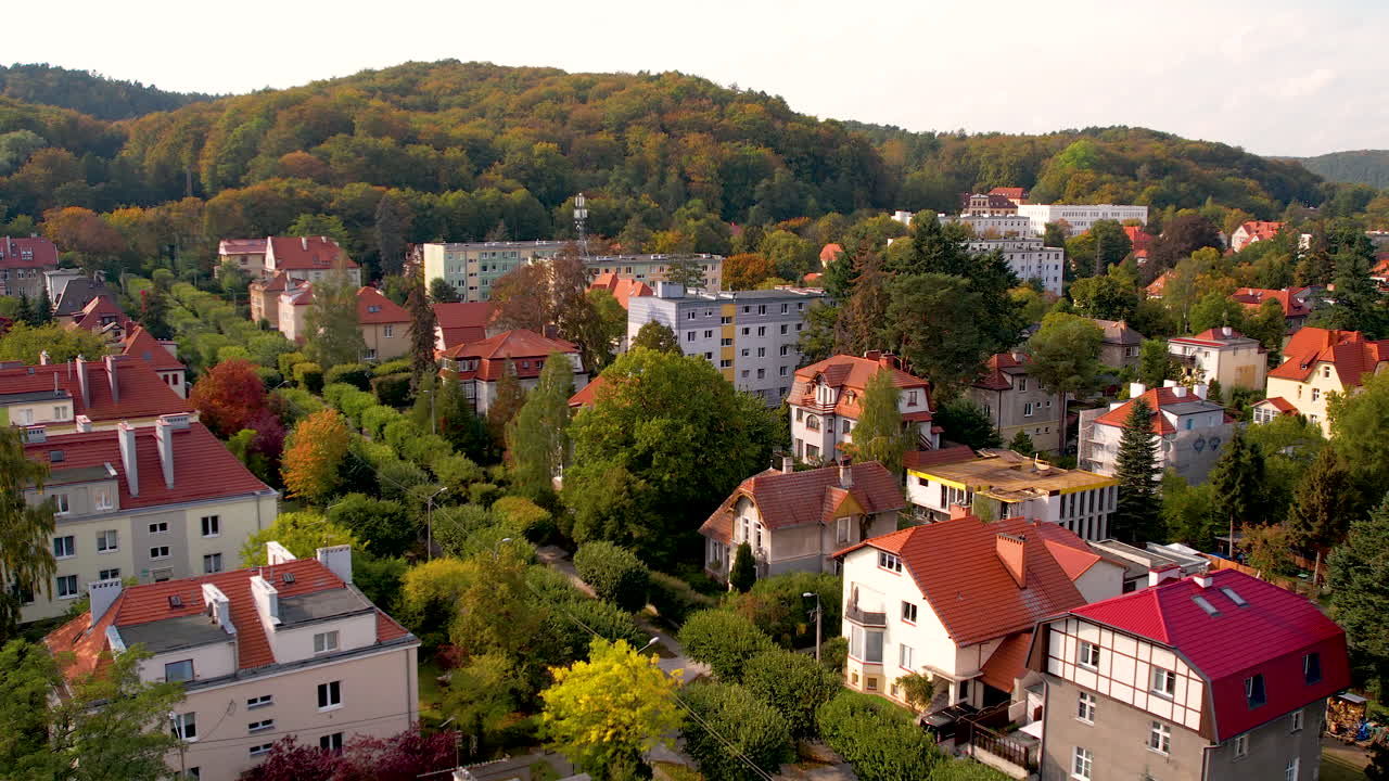 폴란드 그단스크의 올리와 지구에 있는 가을 나무로 둘러싸인 유서 깊은 연립 주택
