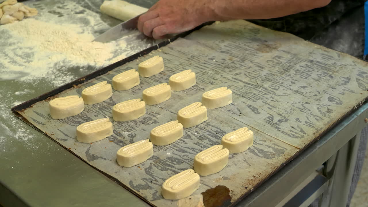 오븐 을 위해 원시 파프 페이스트리 를 준비 하는 것