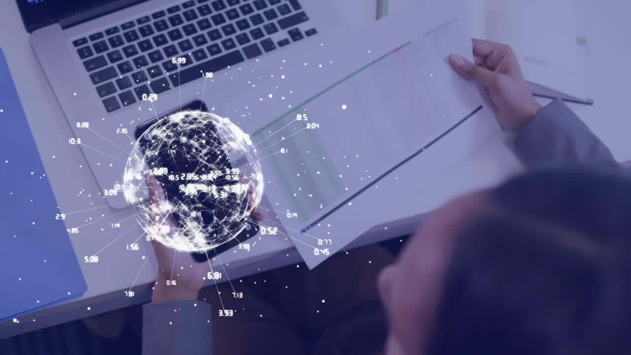 animación del globo con conexiones sobre mujer de negocios biracial usando teléfono inteligente y computadora portátil