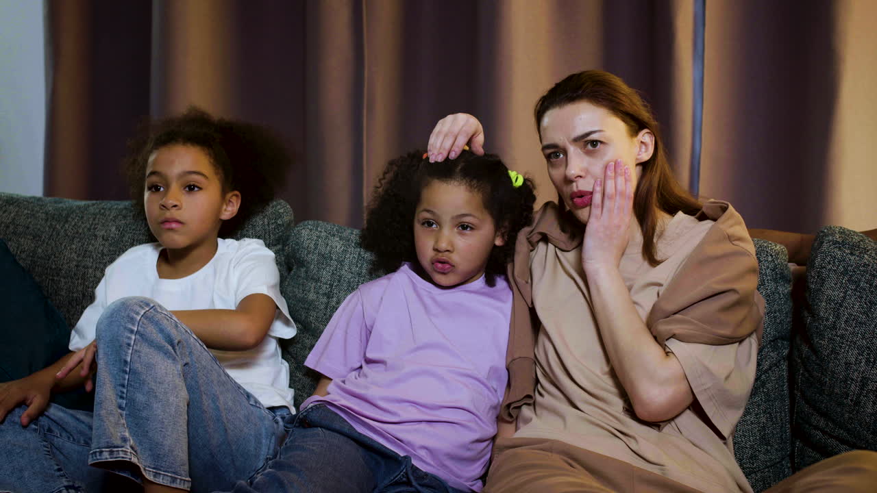 집에서 영화를 보는 가족