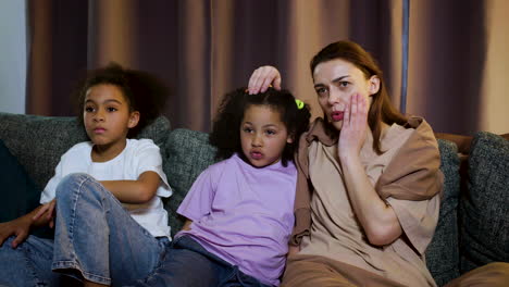 familia viendo una película en casa