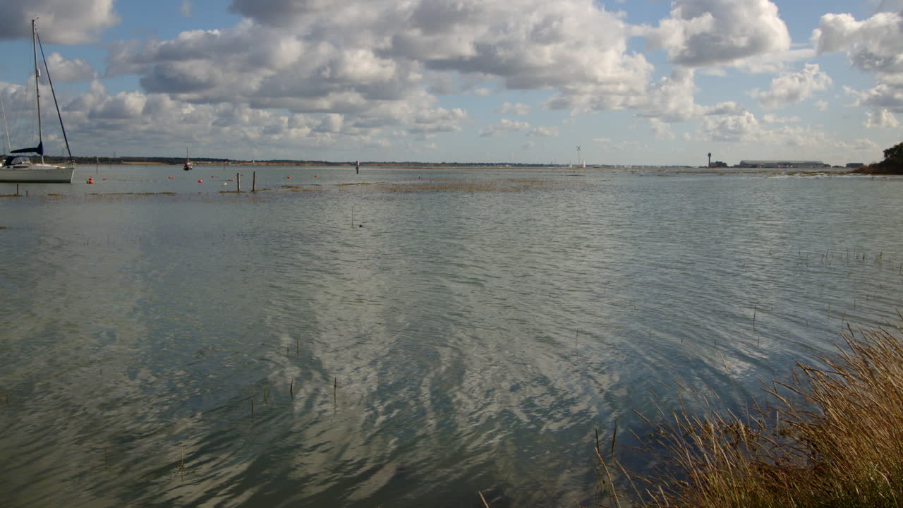 tomada amplia mirando al norte del solent con marea alta