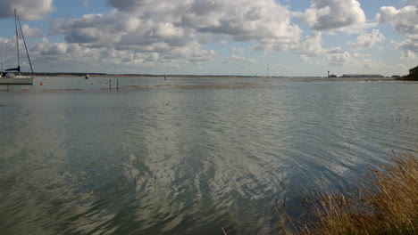 Weitwinkelaufnahme-Mit-Blick-Nördlich-Des-Solents-Bei-Flut