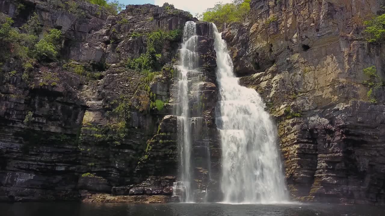 clip de vuelo de drone en cascada - chapada dos veadeiros, patrimonio natural mundial, brasil