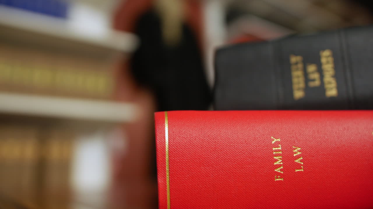 libro de derecho de familia sobre una mesa en la cámara de un juez en la corte