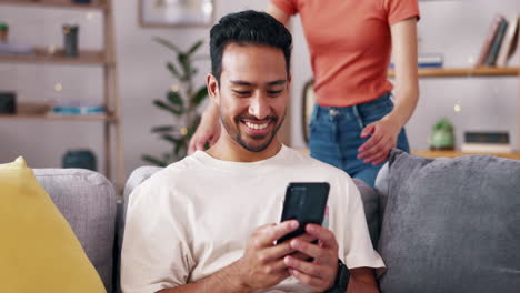 Happy-couple,-hug-and-smartphone-with-man