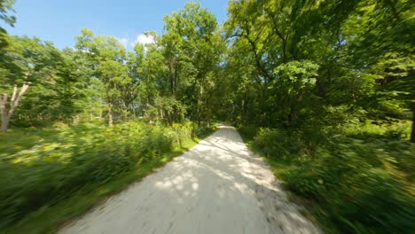 Andar-En-Bicicleta-Y-Correr-Por-Un-Sendero-De-Piedra-Caliza-Triturada