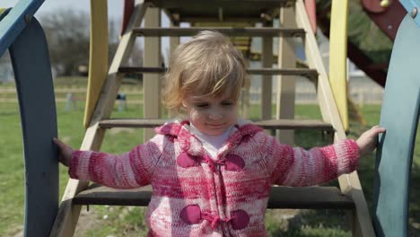 Lustiges-Süßes-Mädchen-Spielt.-Fröhliches-Weibliches-Kind,-Das-Spaß-Auf-Dem-Spielplatz-Hat