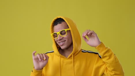 hombre feliz bailando sobre un fondo amarillo