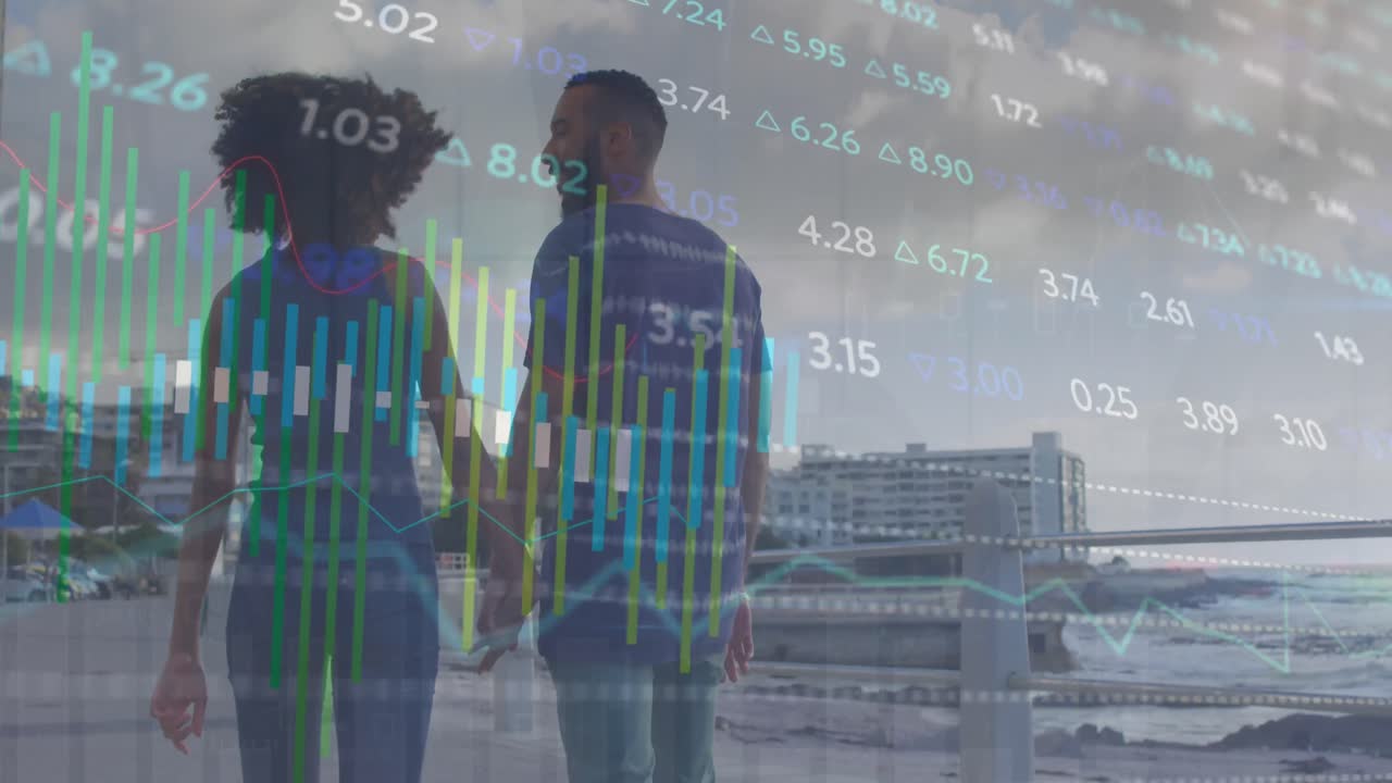 animación de gráficos y números cambiantes, pareja afroamericana hablando y caminando por el paseo marítimo