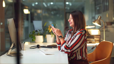 mujer que trabaja hasta tarde en la oficina