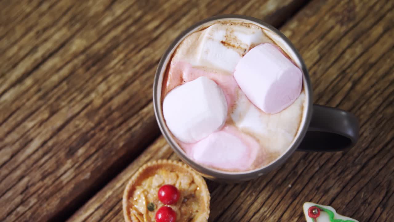 galletas y chocolate caliente en tabla de madera 4k