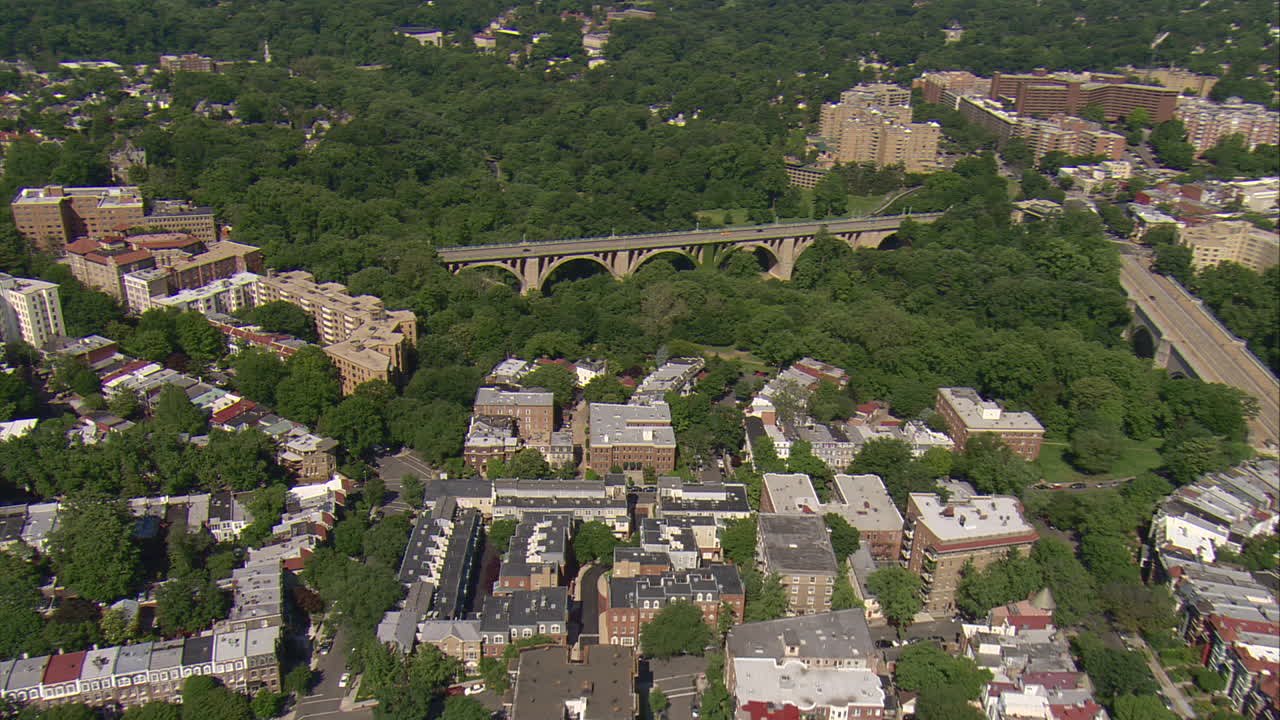 volando sobre el barrio de washington dc, acercándose a calles y edificios