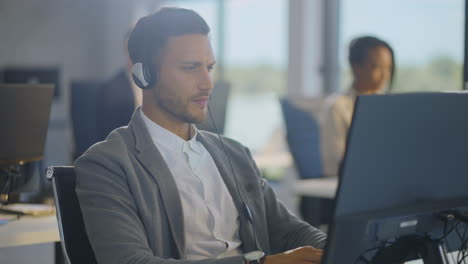 representante de servicio al cliente que trabaja en la computadora