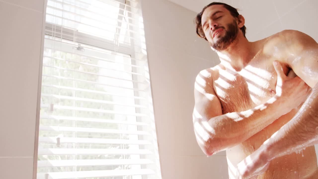 사람이 욕실에서 목욕을 하고 있다