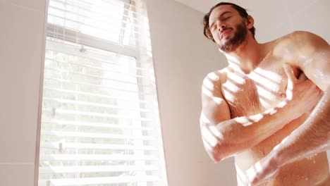 hombre tomando un baño en el baño