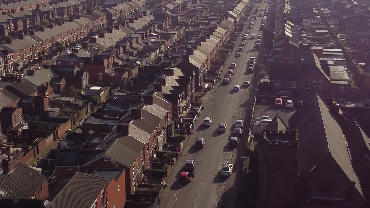 번화한 도심으로 이어지는 긴 도로와 교통량이 있는 유서 깊은 계단식 주택의 조감도 궤도 행