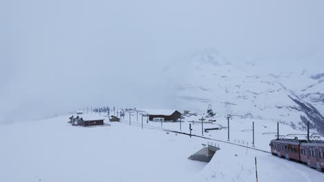 Atemberaubende-Aufnahmen-Der-Gonergratbahn-Bei-Ihrer-Abfahrt-Den-Berg-Hinunter