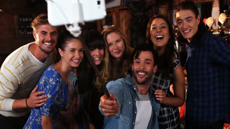 grupo de amigos tomando una selfie en el teléfono móvil