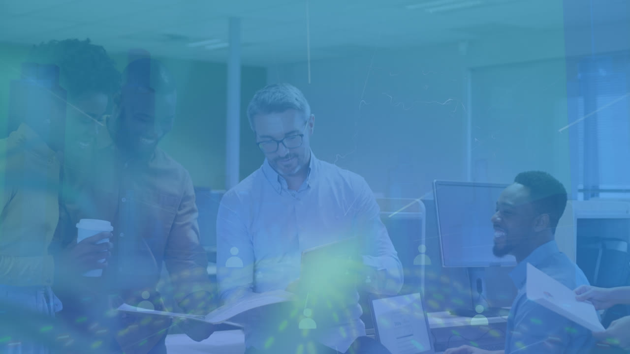 animación del paisaje urbano e íconos sobre diversas personas de negocios en la oficina