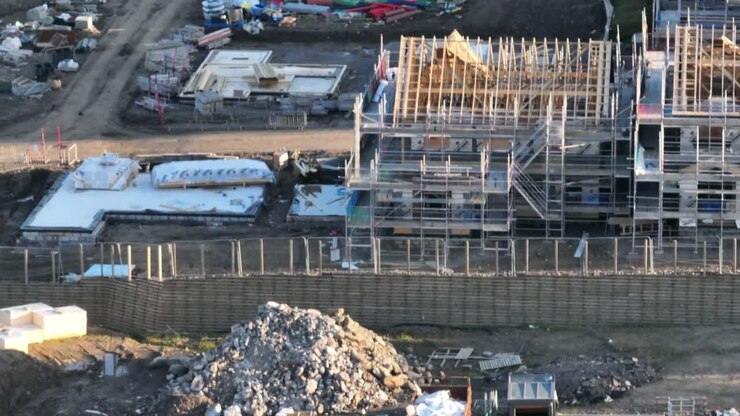 Luftaufnahme, die mehrere im Bau befindliche Häuser auf einer Baustelle zeigt