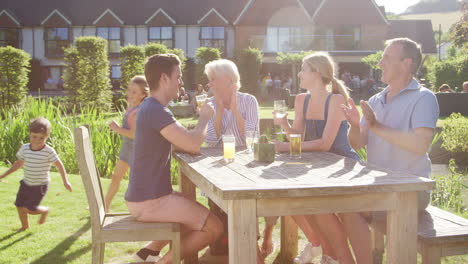 Familie-Mit-Mehreren-Generationen-Genießt-Einen-Sommerdrink-Im-Freien-Im-Pub