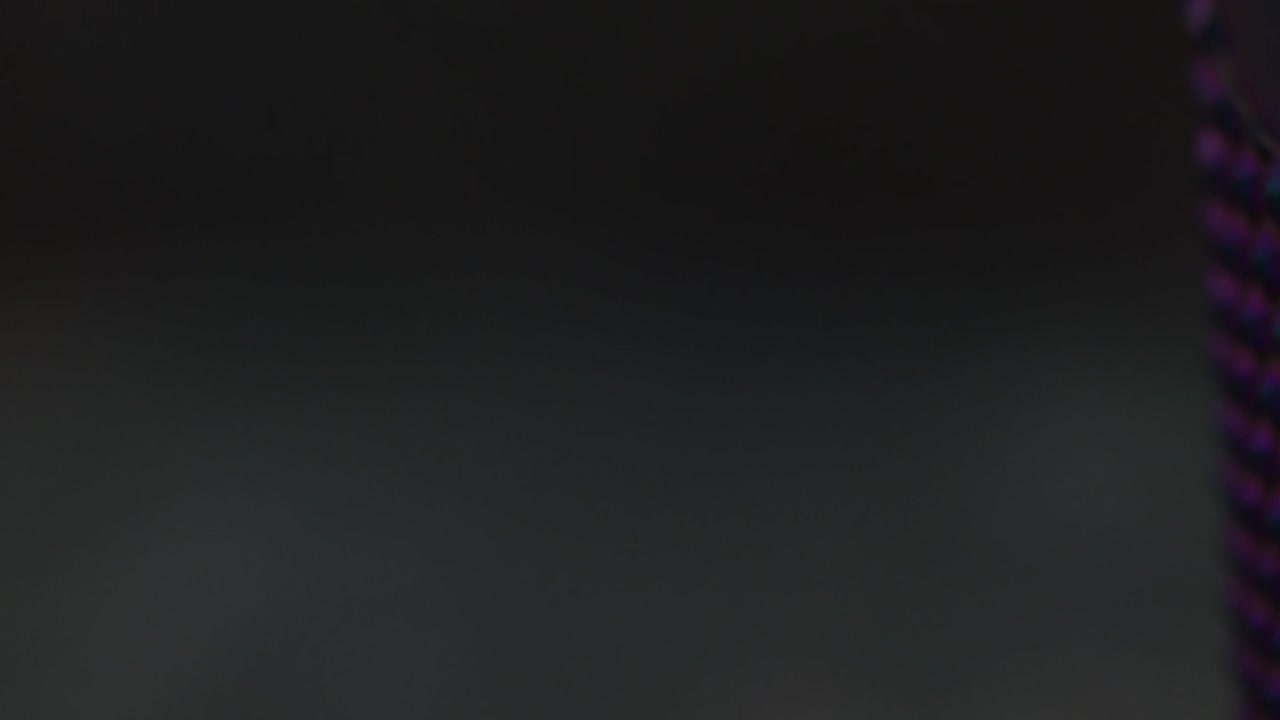 dolly-derecho primer plano de una bebida fría de vidrio rosado violeta con bordes