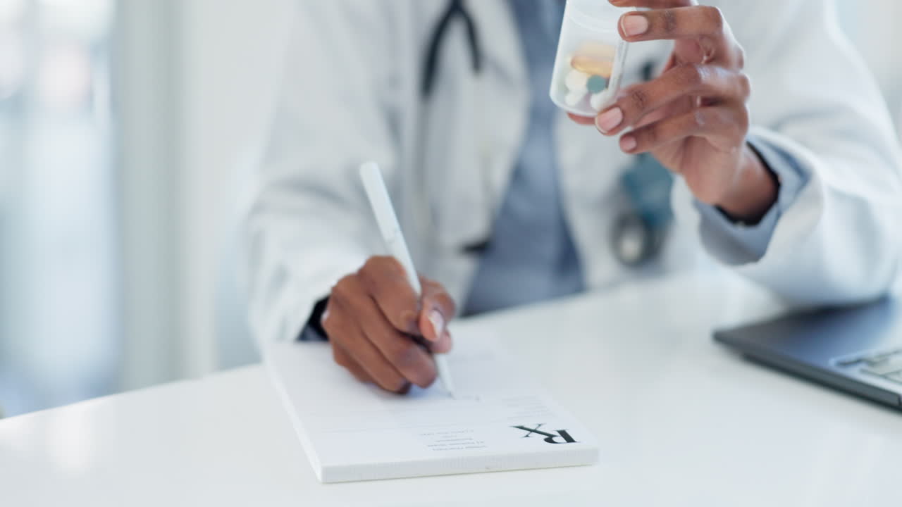 Arzt, Patient und schwarze Frau, die Pillen verschreibt