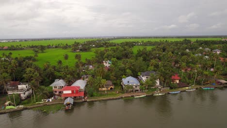 Hochhaus-Aus-Der-Luft,-Das-Traditionelle-Häuser-In-Den-Sümpfen-Von-Kerala,-Südindien,-Enthüllt