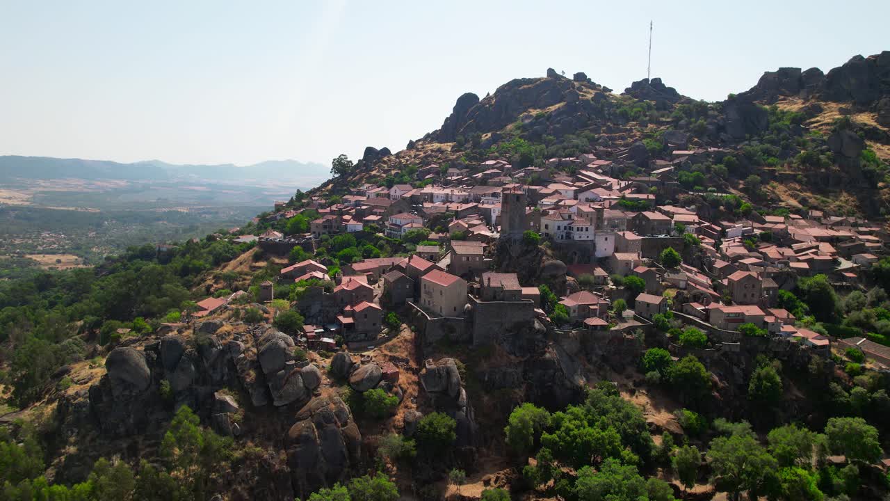 Vista aerea del villaggio di Monsanto, Distretto di Guarda, Portogallo.