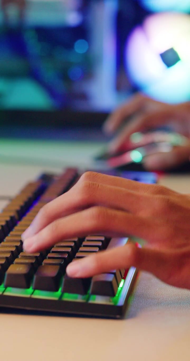 Videogiocatore che Digita su una Tastiera Meccanica RGB e Stringe il Pugno
