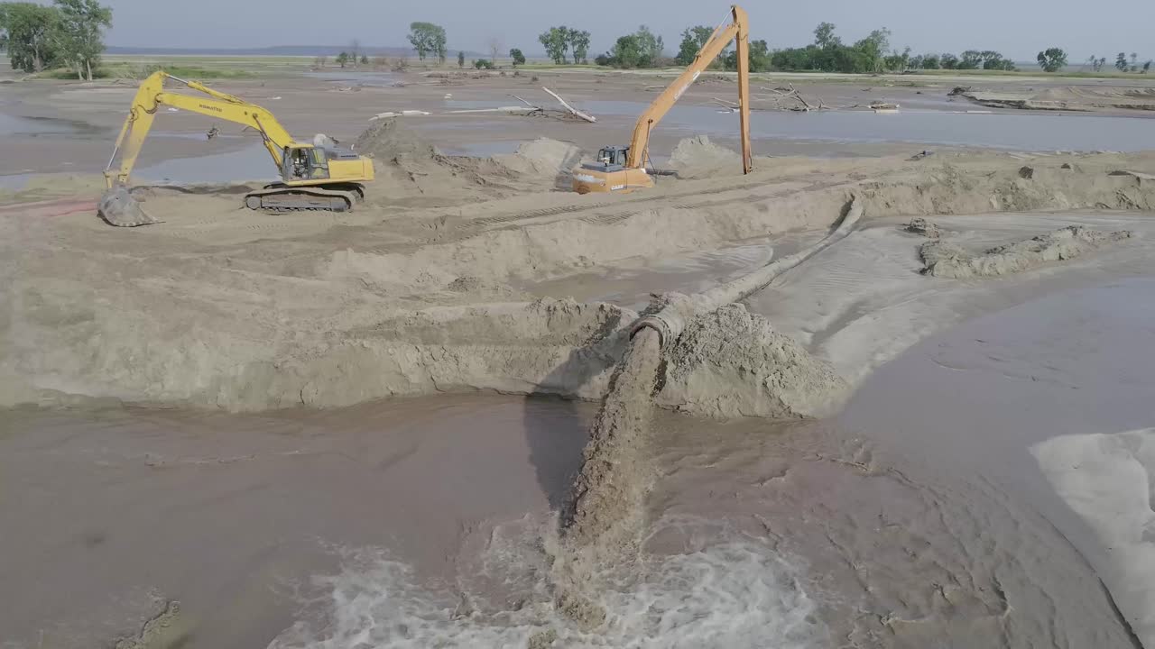 Sand Pumping from end of Dredge.